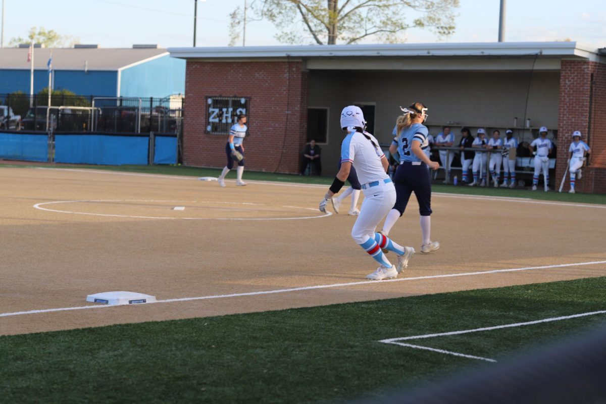 Avery Moffet(10) jogs back to third