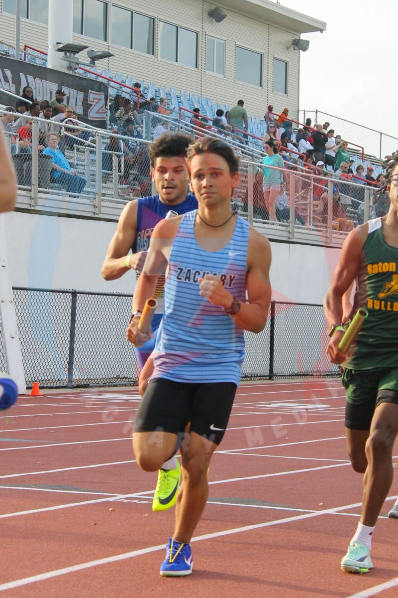 Maximo Gennaro (9) gets his team a lead, during the first leg of the 4x800 relay.