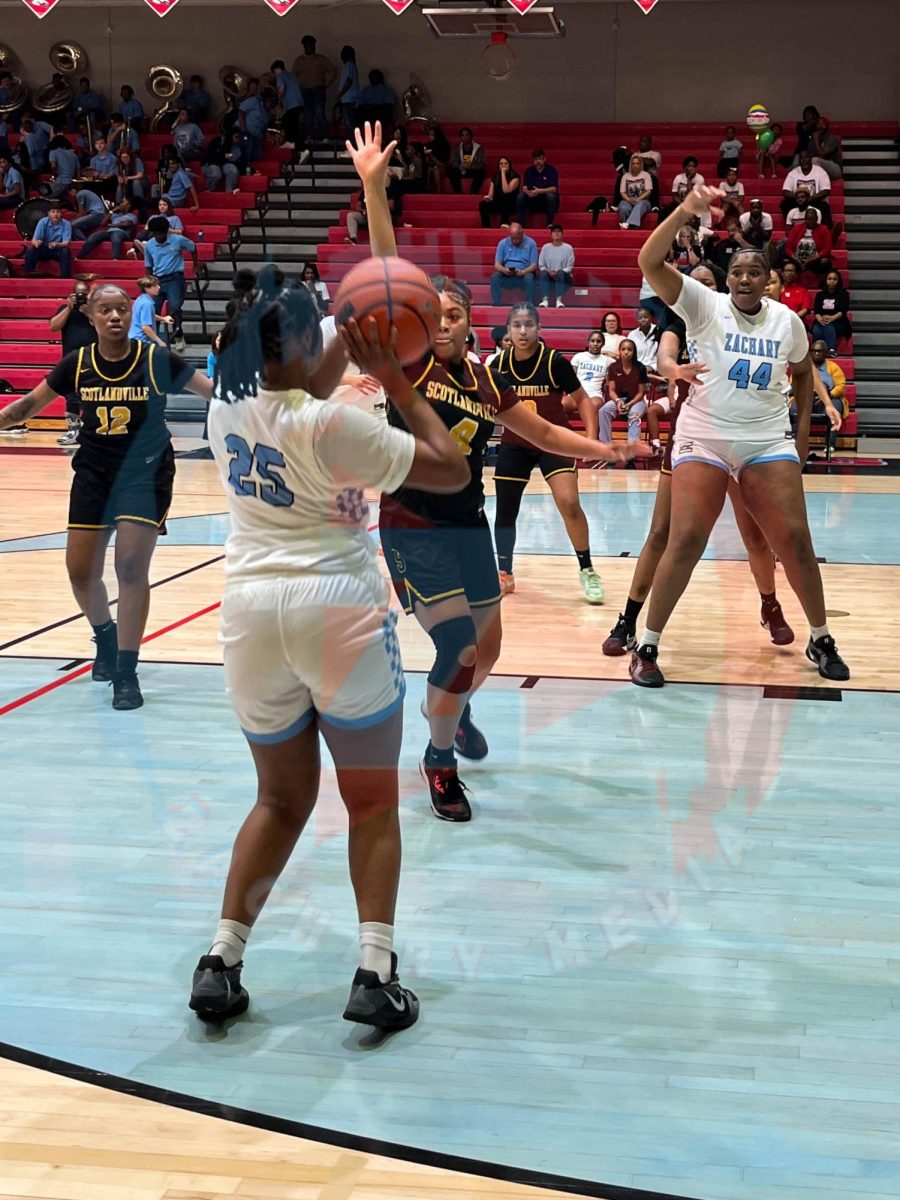 Latavia Duncan (12) getting ready to shoot the ball from the side of the court.